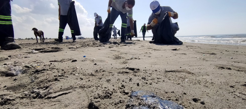 Petrol Sızıntısı Mersin Sahillerini Tehdit Ediyor