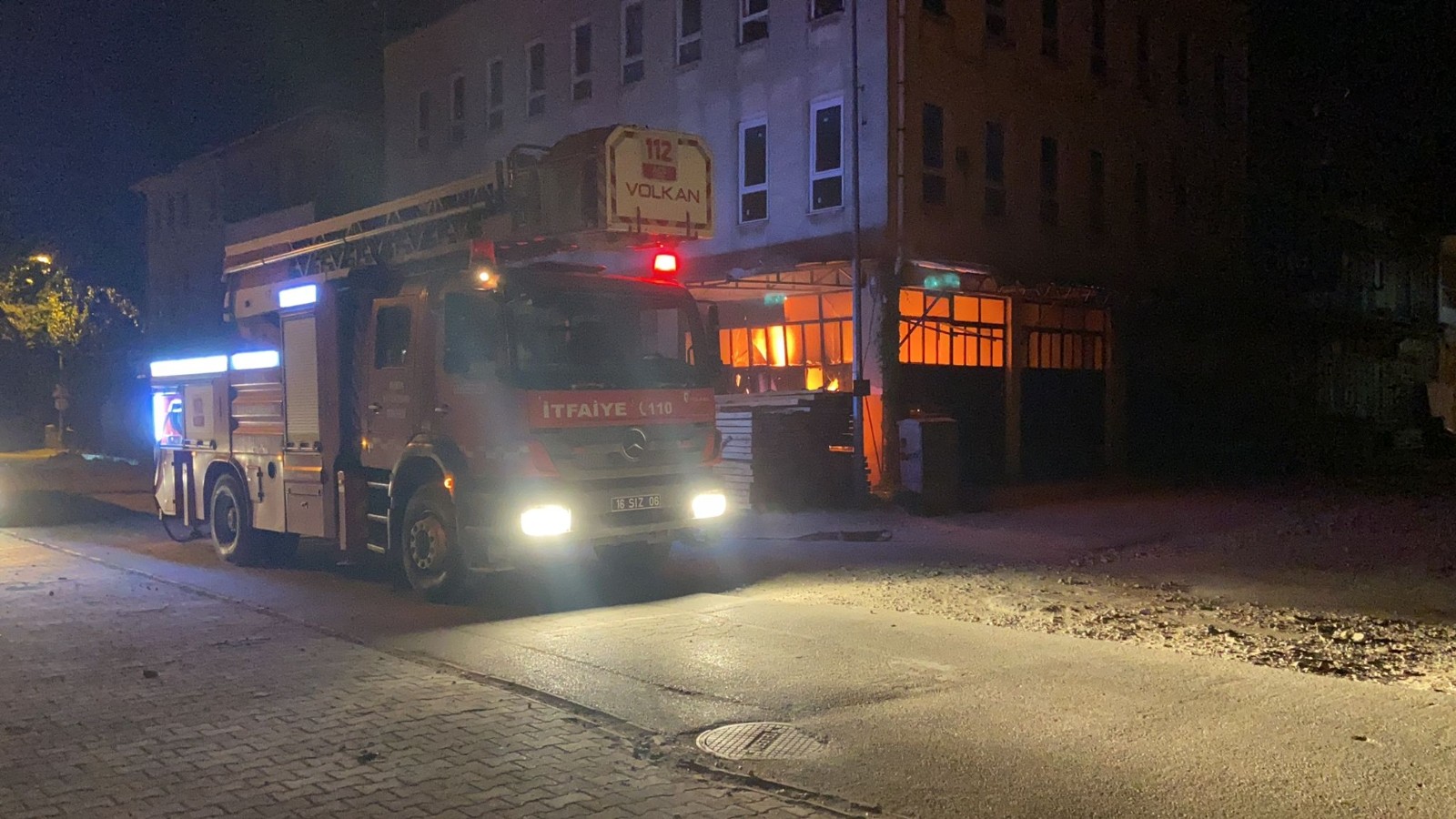 Polisler Yangının Büyümesini Engelledi