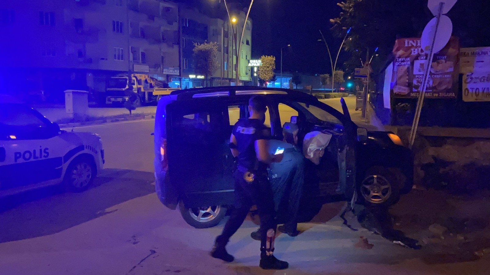 Polisten Kaçarken Mezarlık Duvarına Çarptı