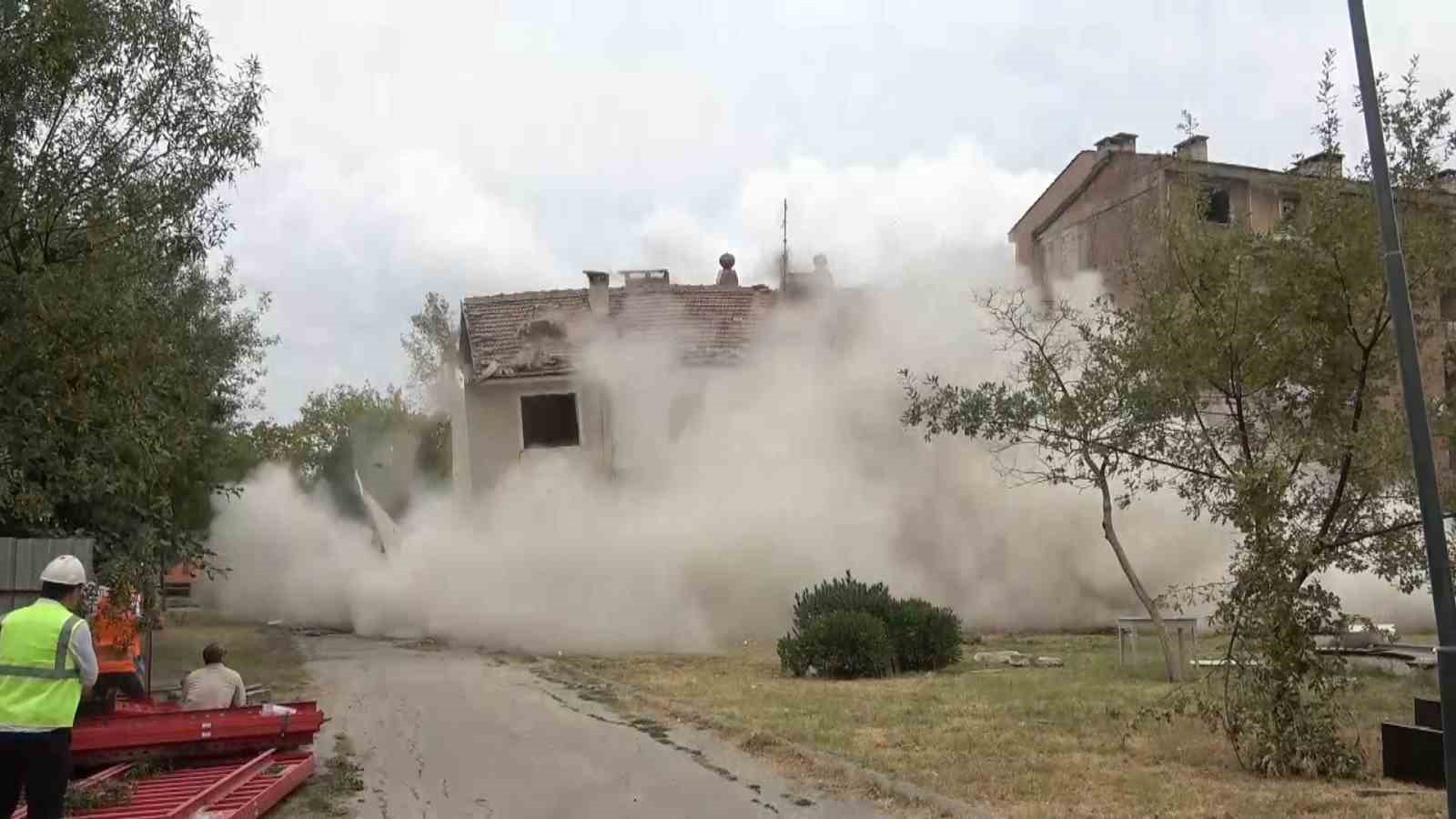 Proje İçin Yıkılan Bina Toz Bulutuna Döndü