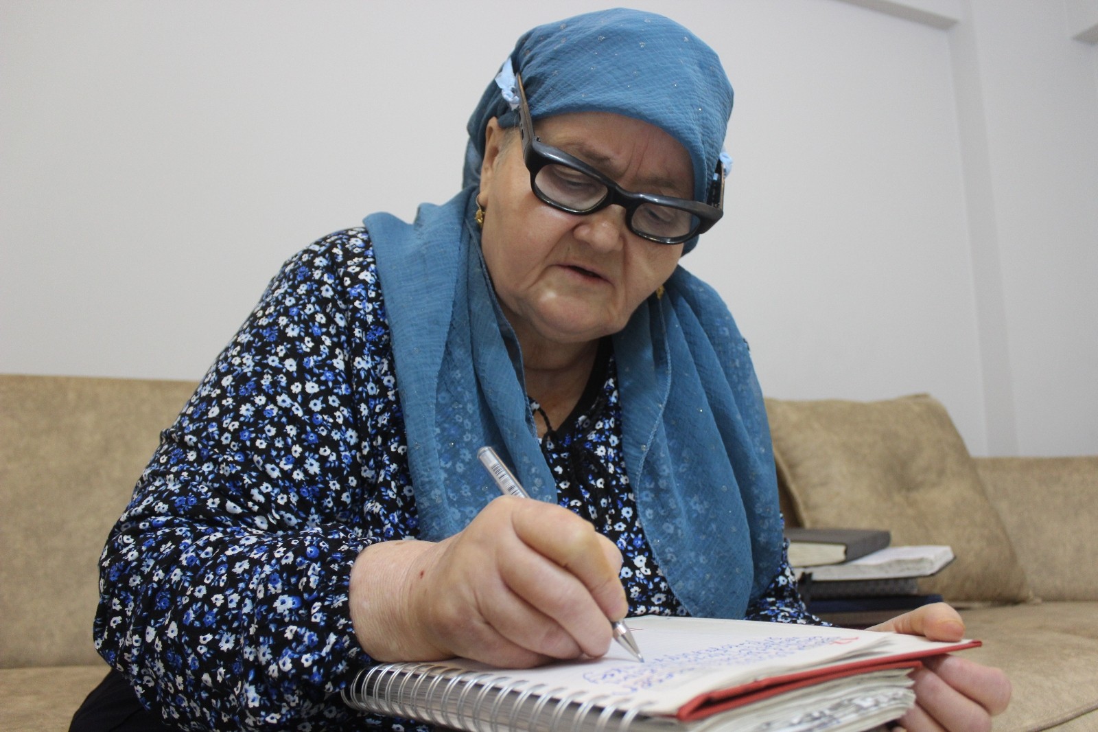 Rüyalarına Şiir Yazdı, Şimdi On Binlerce Kişi İzliyor