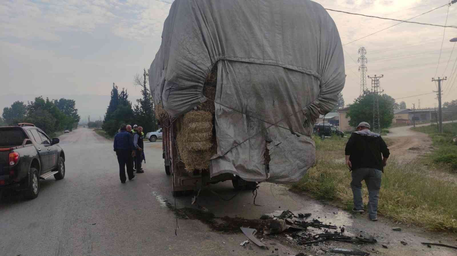 Saman Yüklü Kamyona Arkadan Çarpan Araç Sürücüsü Ağır Yaralandı