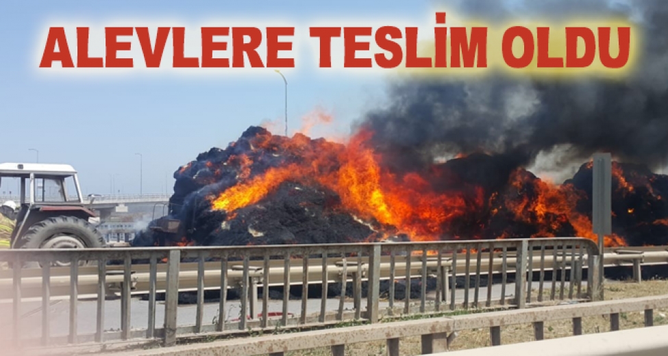Saman Yüklü Traktör Alev Alev Yandı