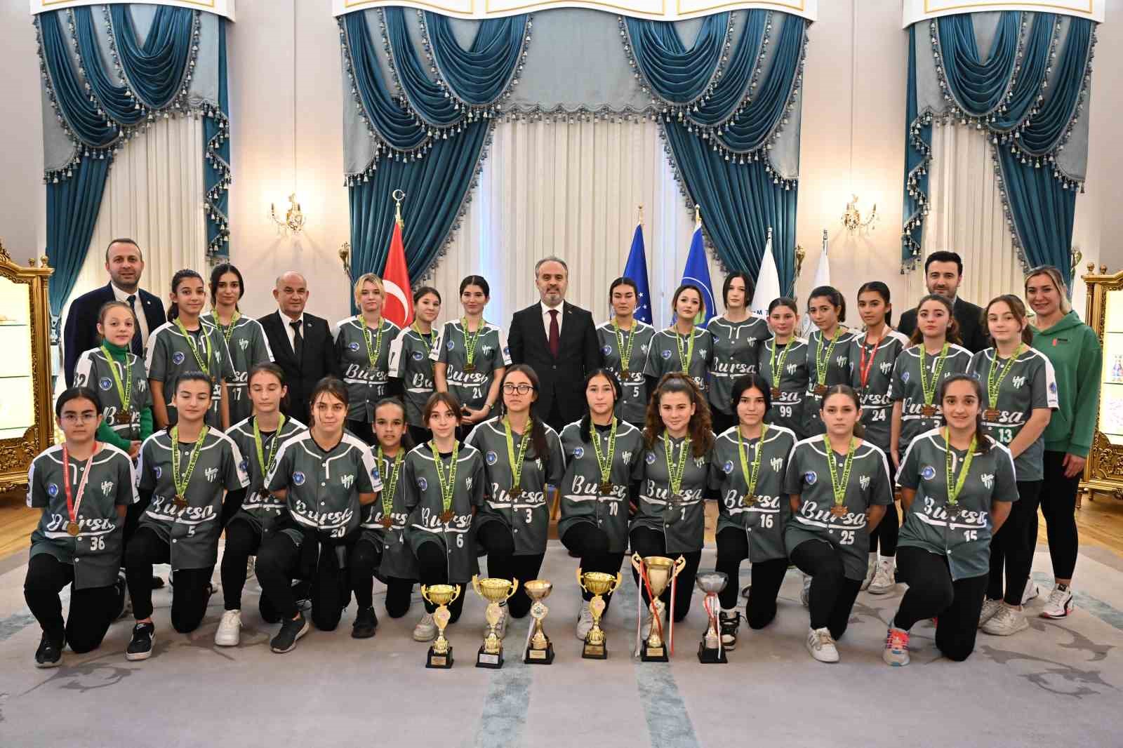 Şampiyon Sporculardan Başkan Aktaşa Ziyaret