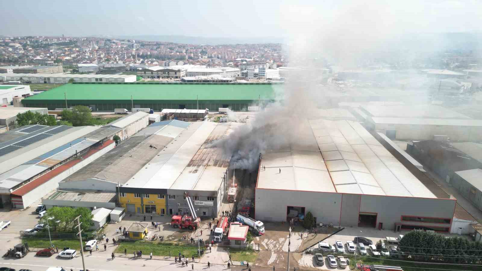 Sandalye Fabrikasında Çıkan Yangın Söndürüldü