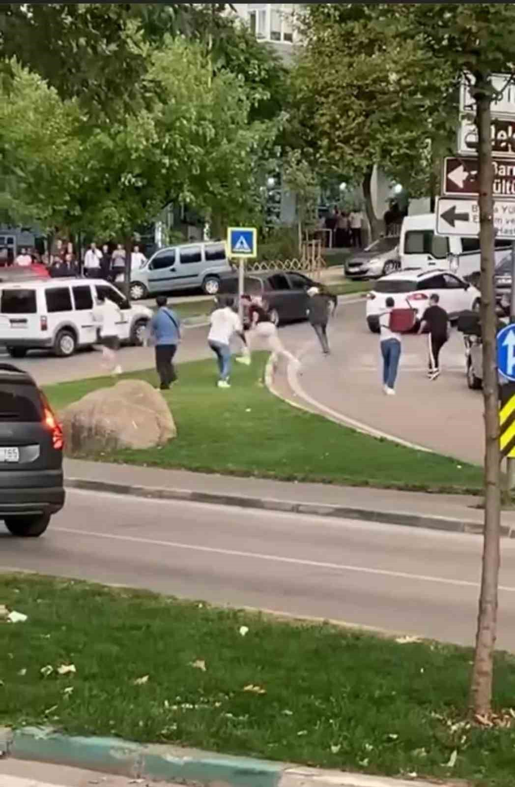 Sandalyeler, Tekmeler Havada Uçuştu: Meydan Muharebesini Aratmayan Kavga Kamerada
