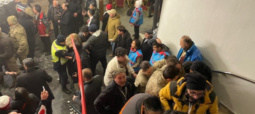 Sarıkamış şehitlerini anma etkinliğinde salonun tavanı çöktü