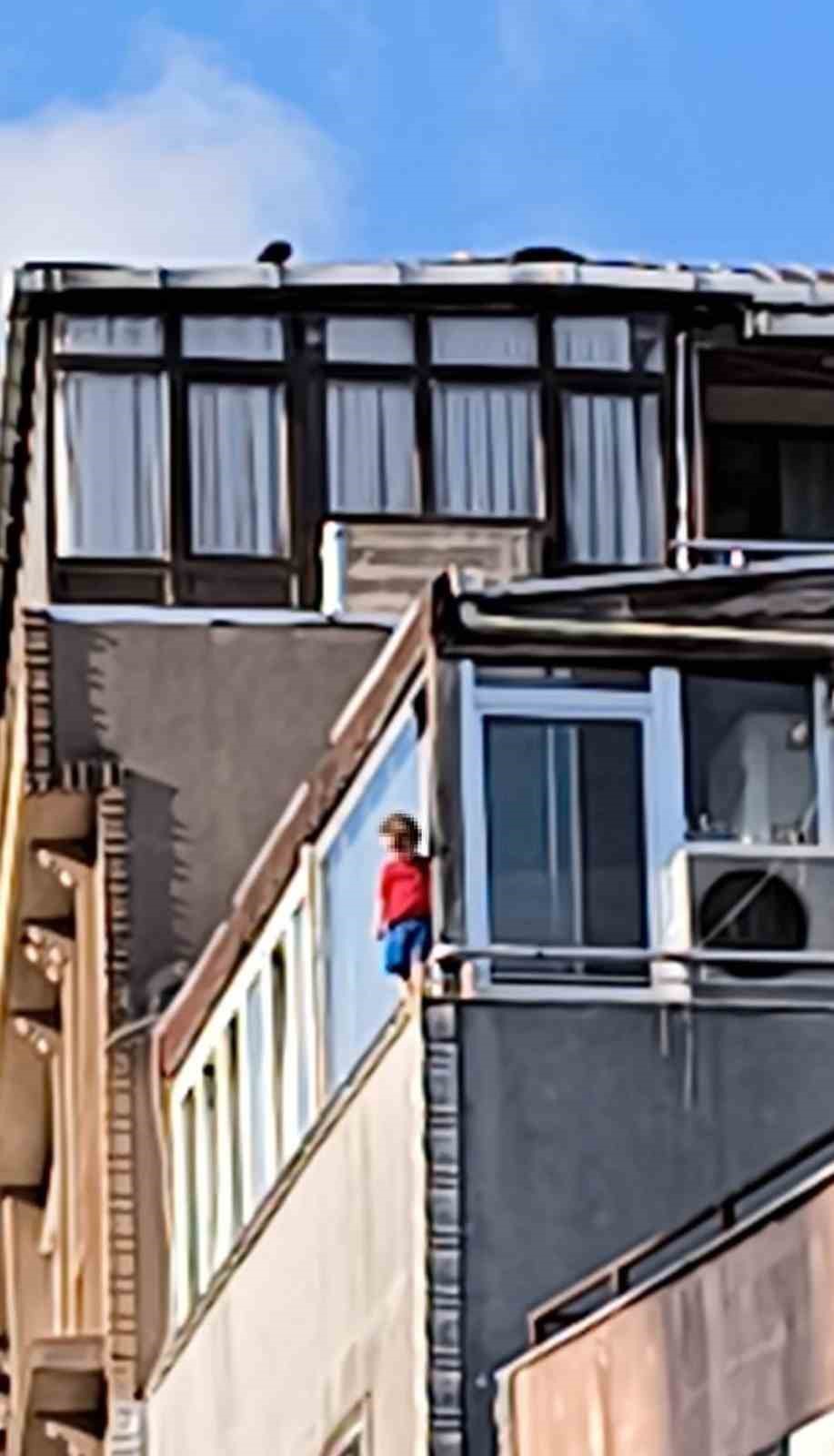 Sarıyerde İnanılmaz Olay: 5. Kattaki Evlerinin Camından Çıkan 3 Yaşındaki Çocuk Yürekleri Ağızlara Getirdi