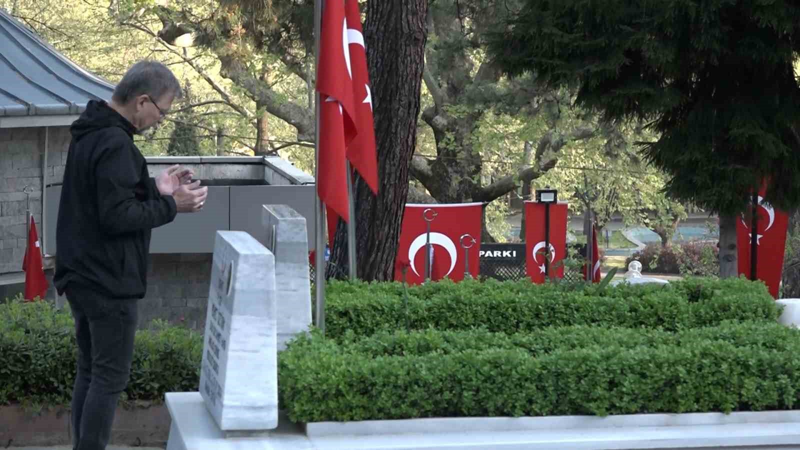 Şehitlikte Hüzünlü Bayram