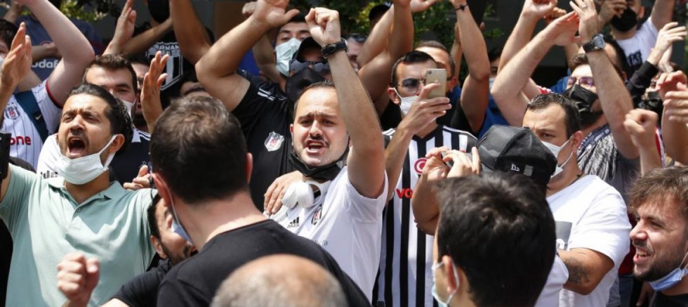 Sergen Yalçın'ın Evinin Önünde Toplandı