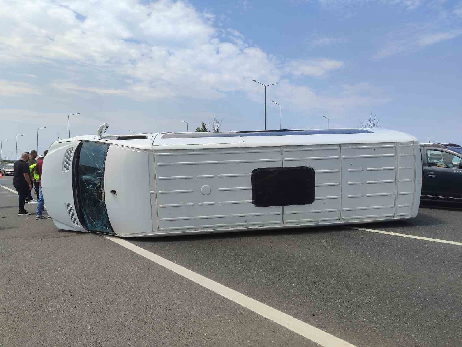 Servis Minibüsü Devrildi, Sürücü Kazayı Yara Almadan Atlattı