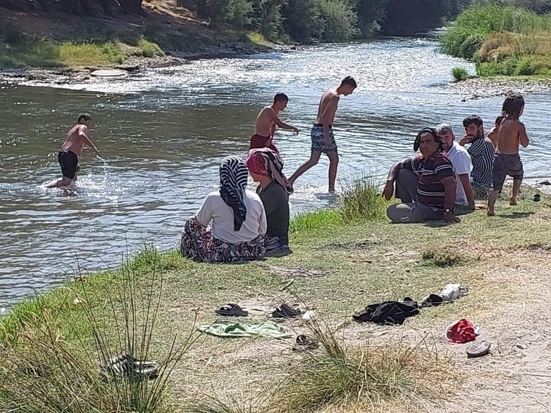 Bursa'da Muhtar Sıcaktan Bunalan Köy Sakinlerine Plaj Yaptırdı
