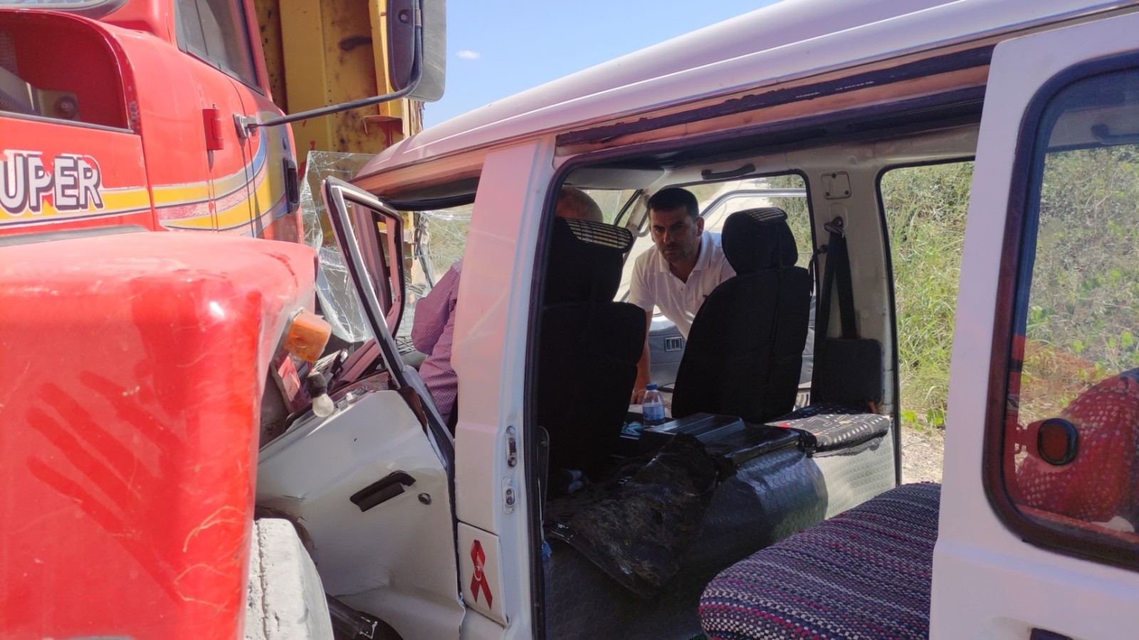 Sıkışan Minibüs Sürücüsünü İtfaiye Kurtardı