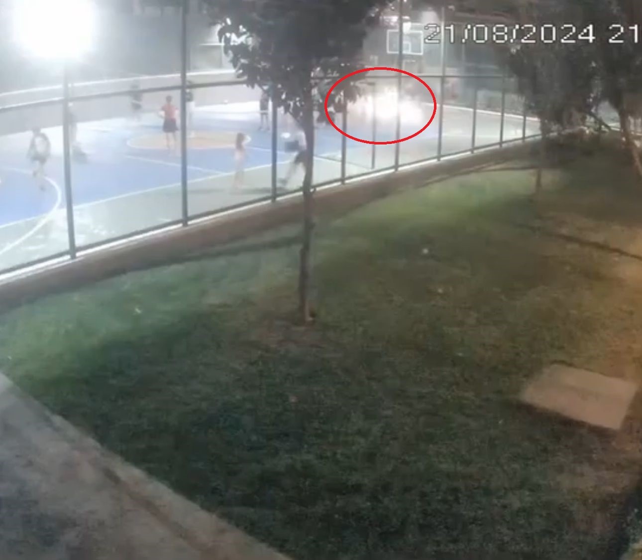 Sitenin Basketbol Sahasına Atılan Cisim Panik Oluşturdu, Polis Soruşturma Başlattı
