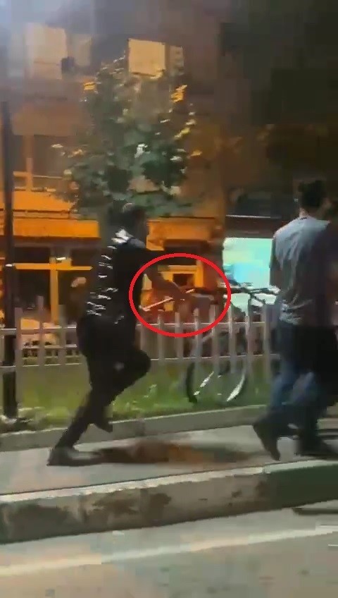Sokağı Boks Ringine Çevirdiler: Tekme Ve Sopalar Havada Uçuştu