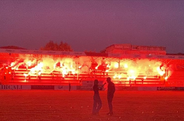 Stadyumda Sürpriz Evlilik Teklifi