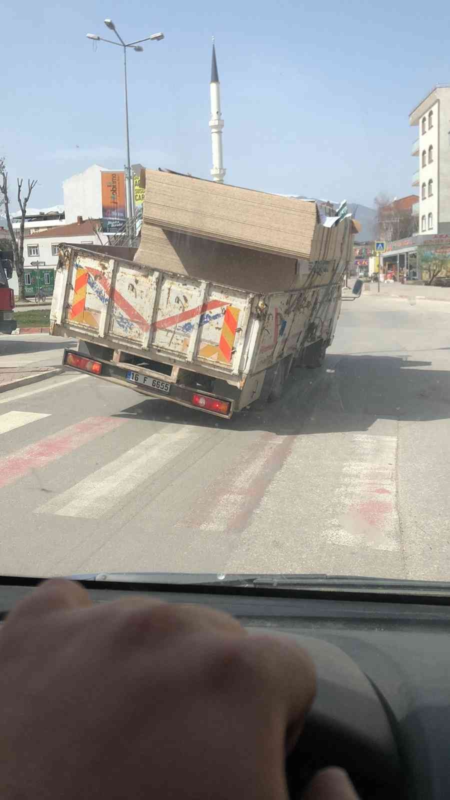 Sunta Yüklü Kamyonetin Tehlikeli Yolculuğu Kamerada