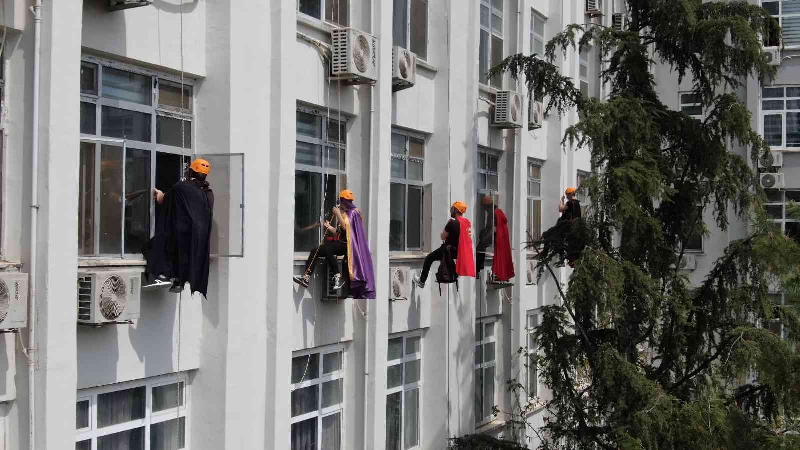 Süper Kahramanlar; Hastaneye Tırmanıp Camdan Çocuklara Hediyeler Verdi