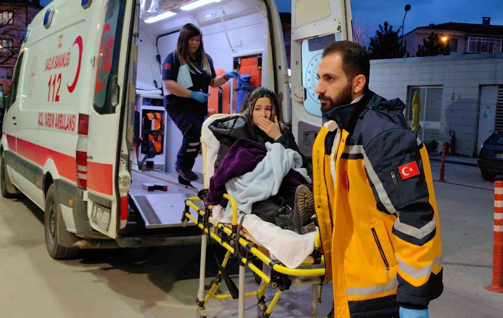 Sürücüsünün Kontrolünden Çıkan Otomobil 2 Yayaya Çarptı; 1İ Bebek 4 Kişi Yaralandı