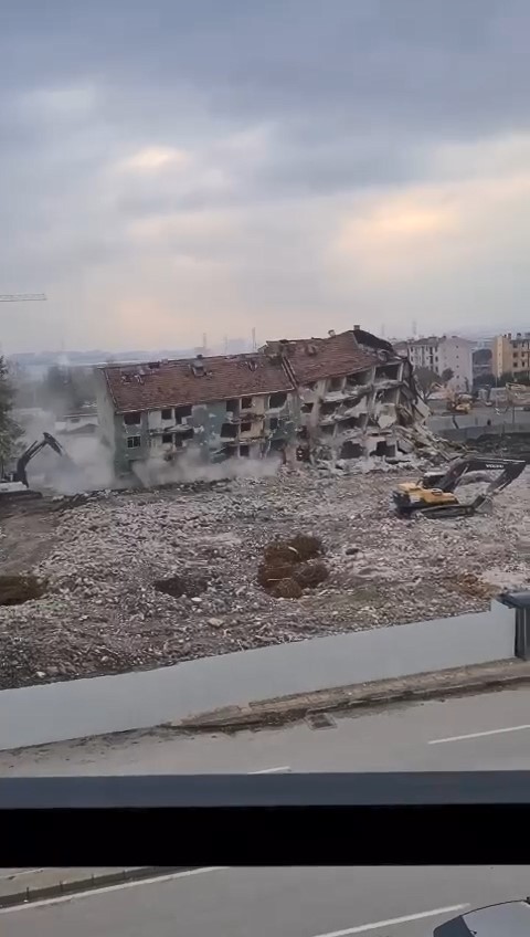 4 Katlı Bina Saniyeler İçerisinde Yerle Bir Oldu