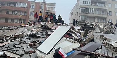 7.7'lik depremde hayatını kaybedenlerin sayısı 2 bin 921'e yükseldi