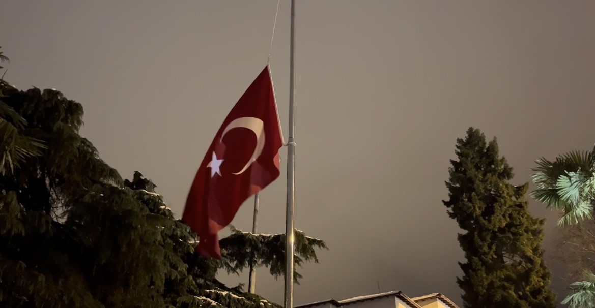 7 Günlük Milli Yasın Ardından Bursada Bayraklar Yarıya İndi