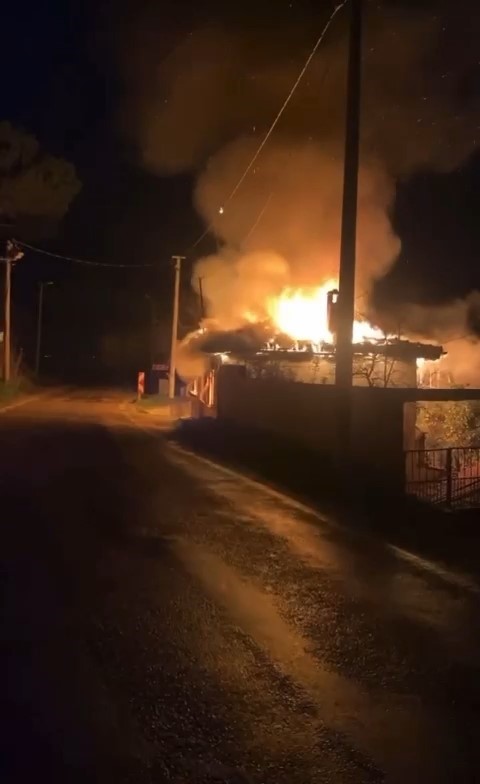 Bursada Ahşap Ev Alevlere Teslim Oldu