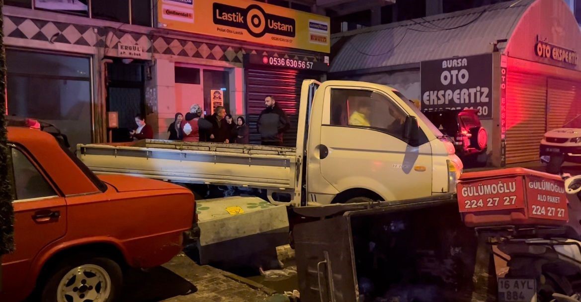 Bursada Kontrolden Çıkan Otomobil, Park Halindeki Araçlara Çarptı