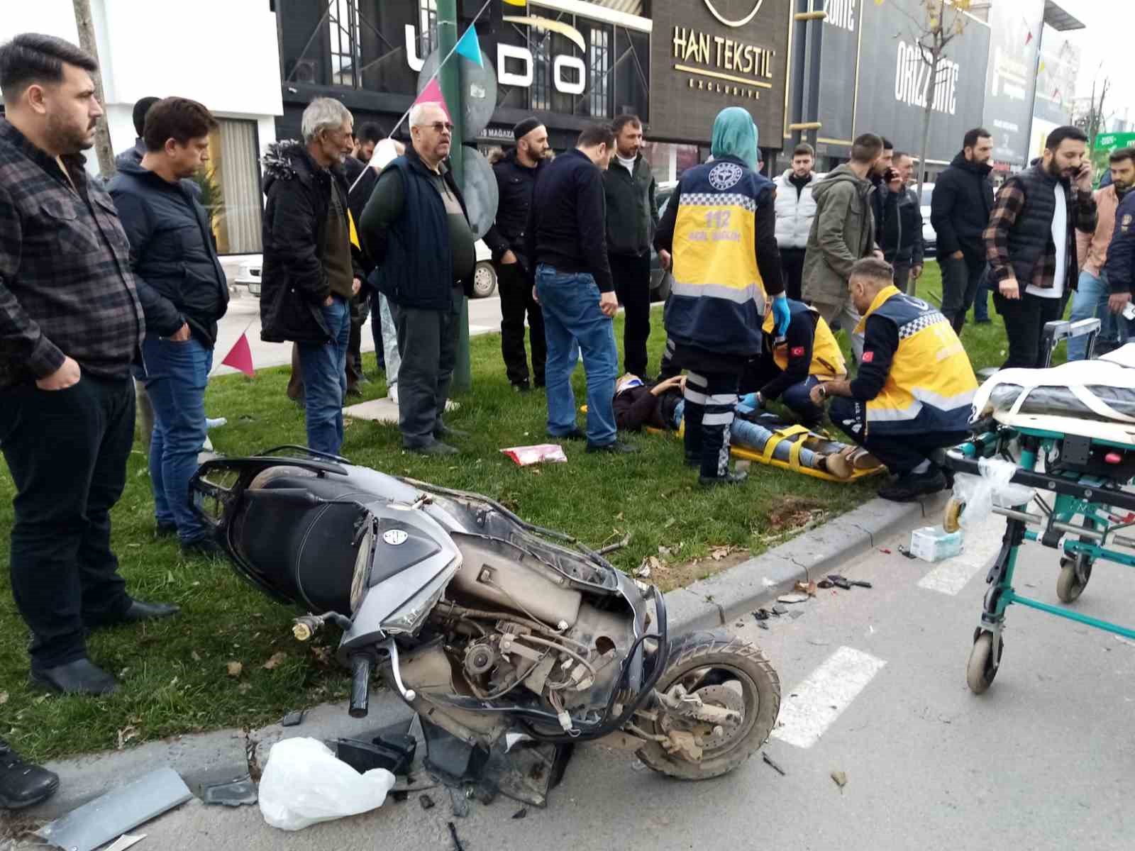 Kaza Anı Kamerada...otomobil İle Çarpışan Motosikletteki 2 Genç Yaralandı