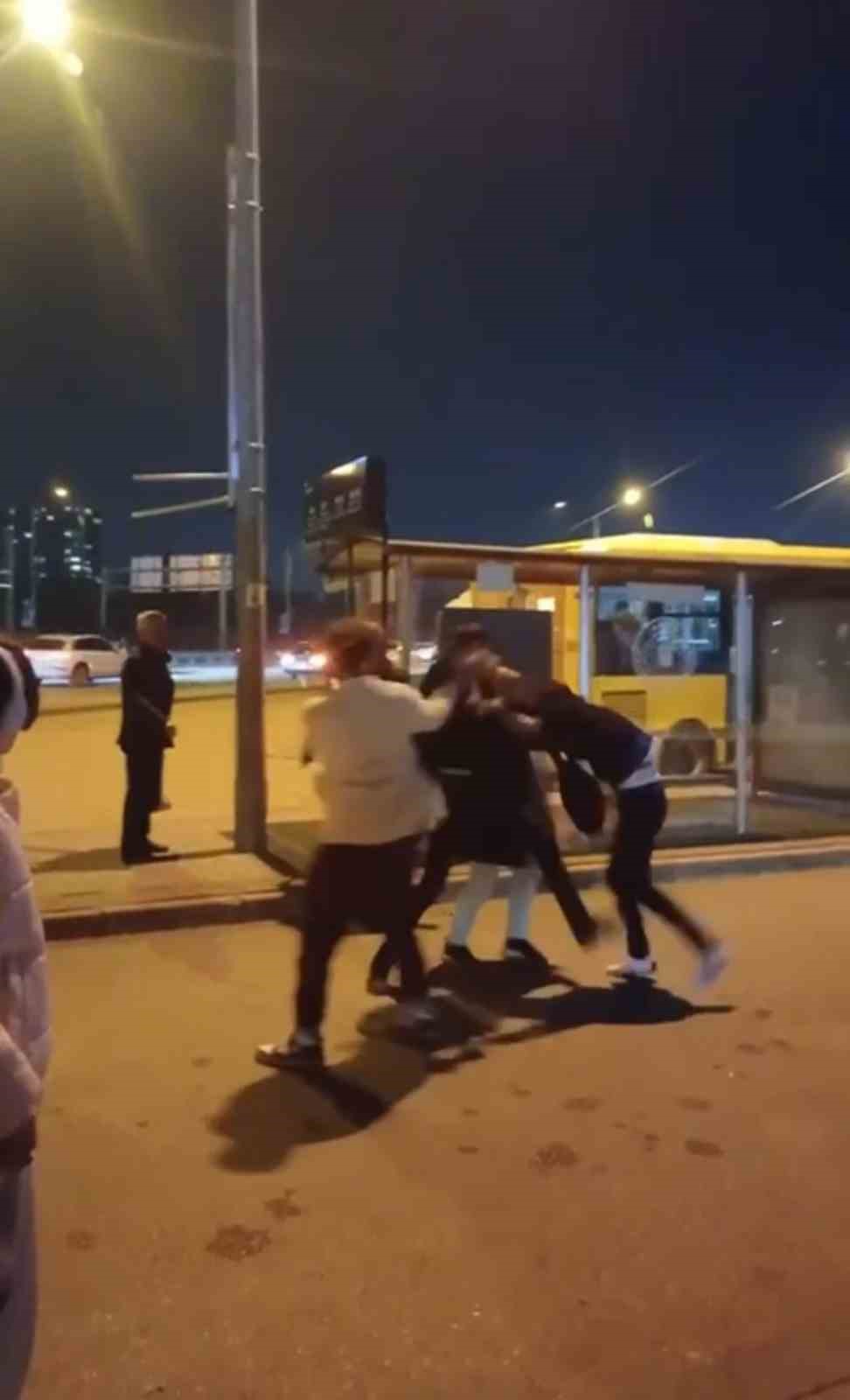 Otobüs Şoförüyle Yolcu Arasında Kavga Çıktı, Cadde Ringe Döndü