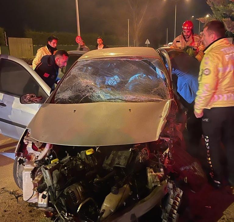 Site Duvarına Çarpan Otomobilin 19 Yaşındaki Sürücüsünden Acı Haber
