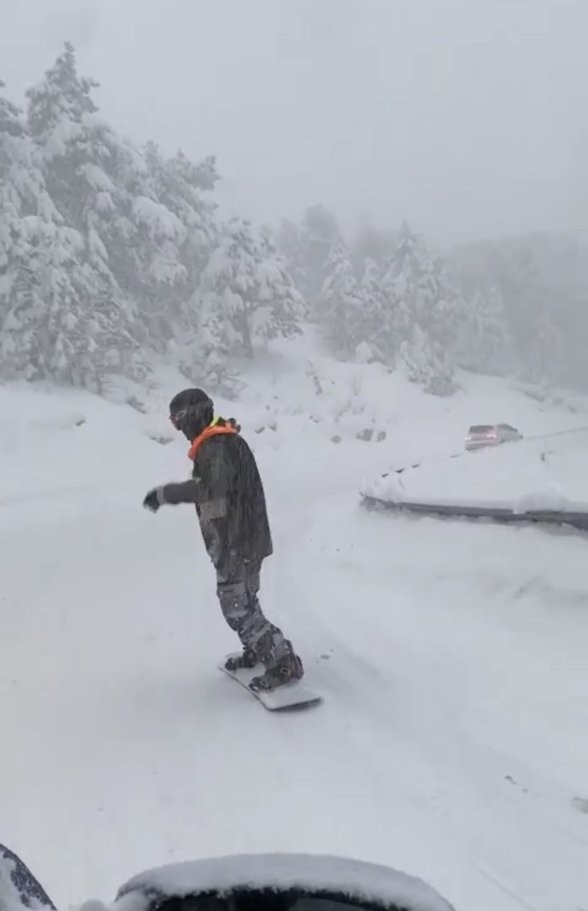 Uludağ Yolunda Trafik Oluştu, O Snowboard Yaparak İndi