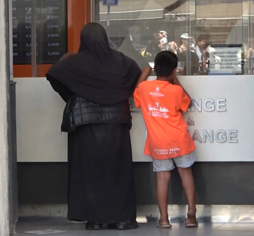 Taksimde Kadın Dilenci, Turistlerden Aldığı Parayı Döviz Bürosunda Tlye Çevirdi