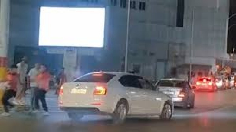 Taraftarın üzerine otomobil sürdü!