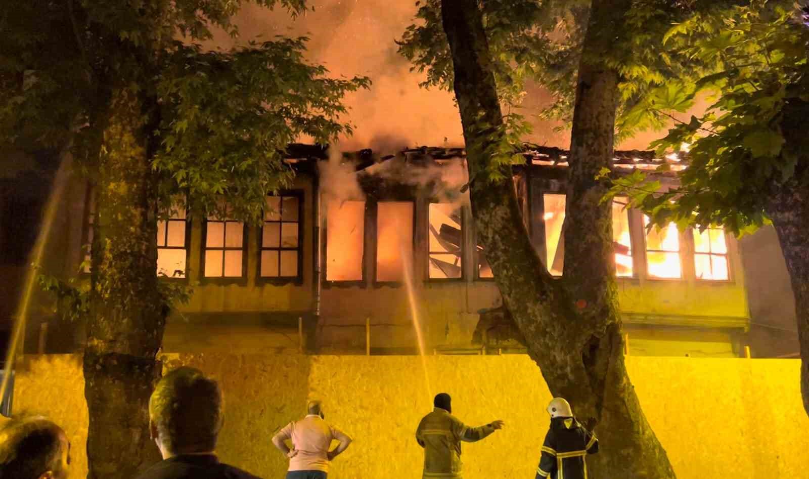 Bursa'da Tarihi Bina Alev Alev Yandı