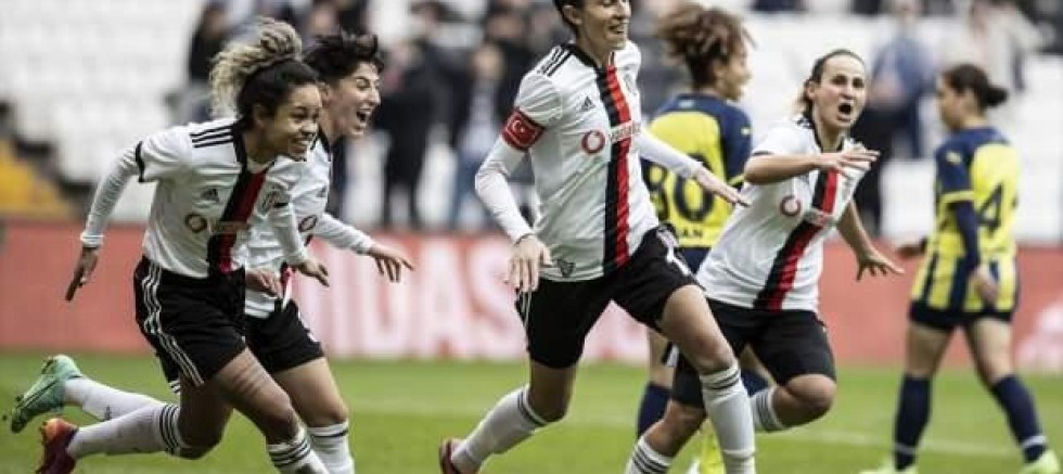 Tarihi derbide Beşiktaş, Fenerbahçe'yi devirdi!