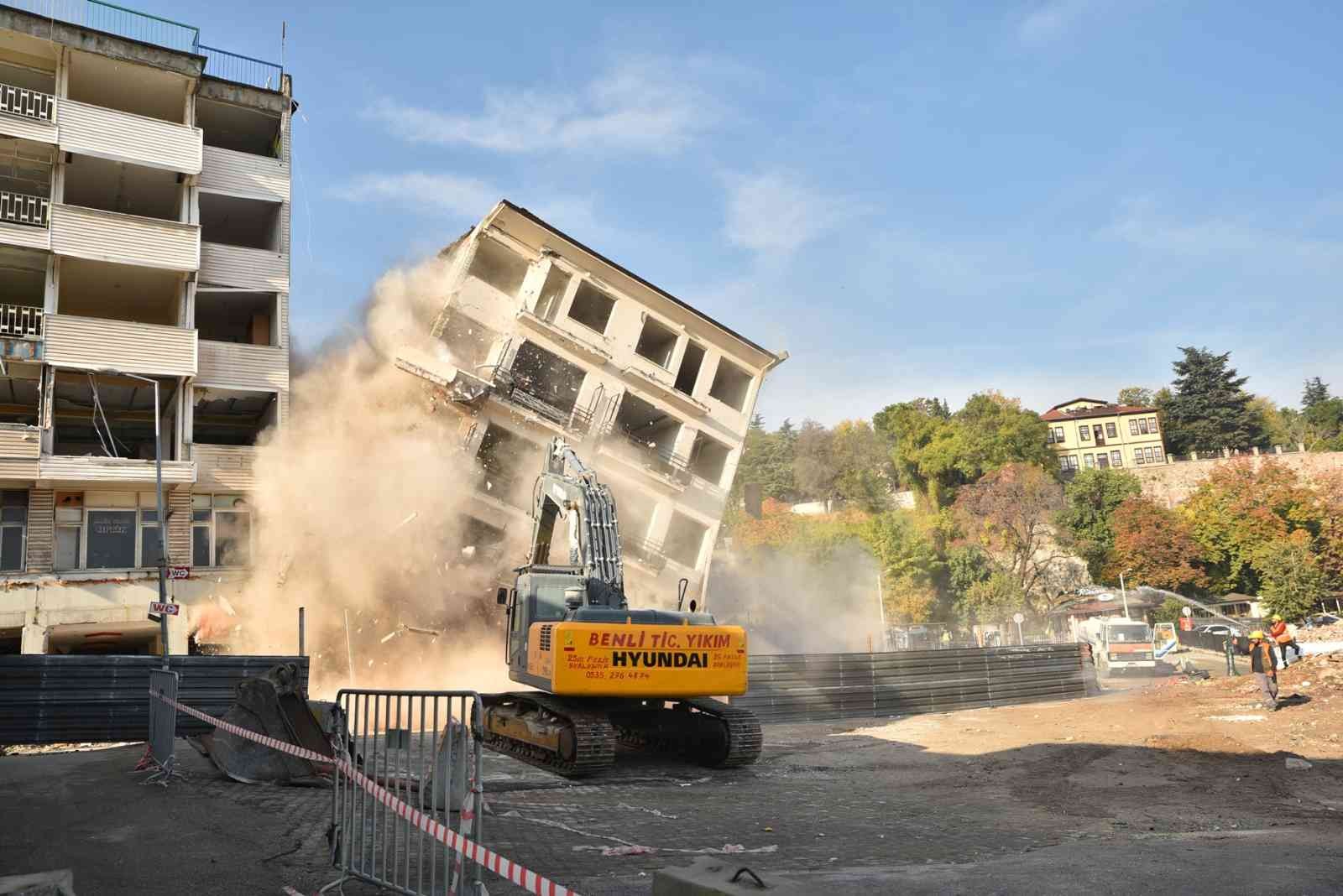 Tarihin Önündeki Engeller Kalkıyor