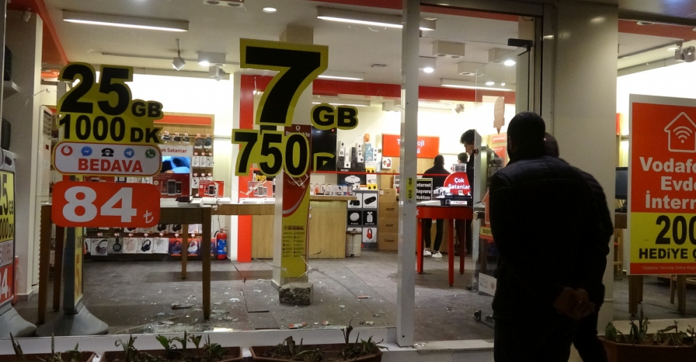 Taşla Camı Kırıp, 14 Saniyede 100 Bin Tl Değerinde 7 Cep Telefonu Çaldı
