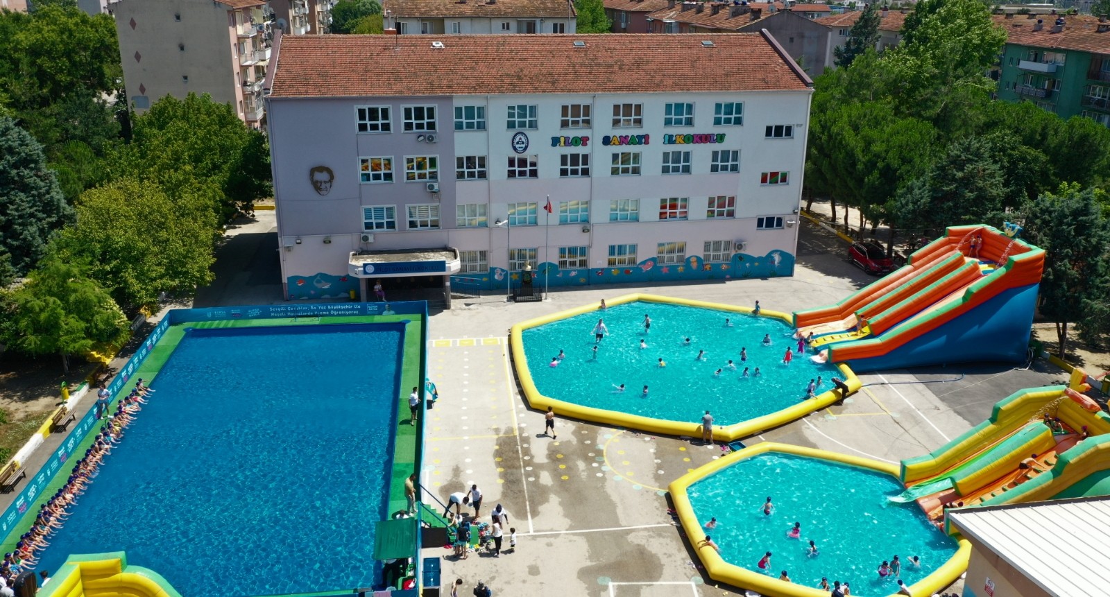 Tatil Köyü Değil, Okul Bahçesi