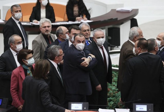 TBMM'de AK Parti ve CHP'li vekiller arasında kavga