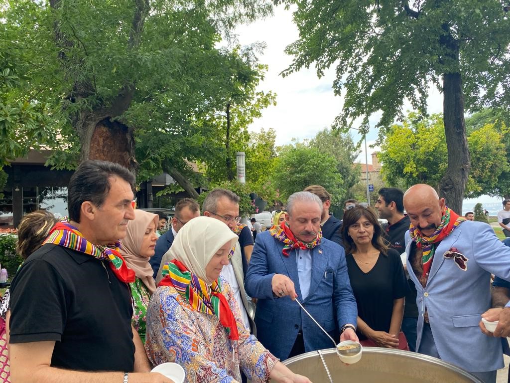 Tbmm Eski Başkanı Mustafa Şentop Yörüklere Aşure Dağıttı!
