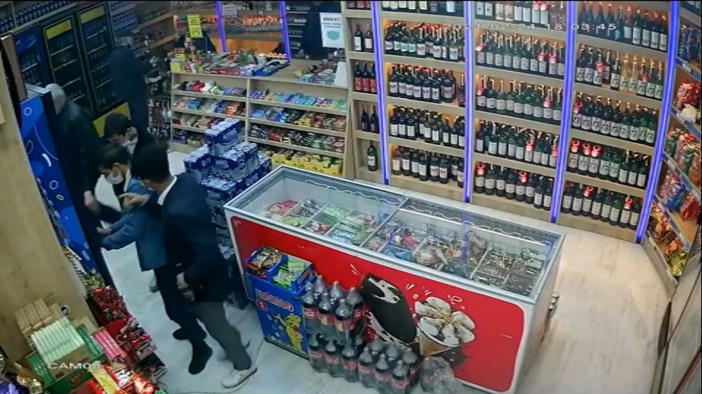 Tekel Bayisine Müşteri Gibi Girip İçkileri Böyle Çaldılar