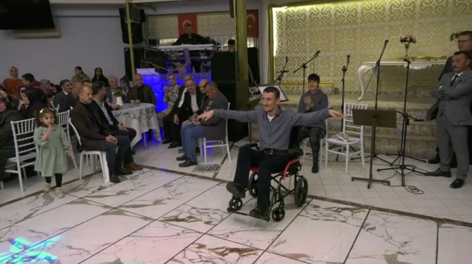 Tekerlekli Sandalyede Zeybek Oynadı, İzleyenler Hayran Kaldı