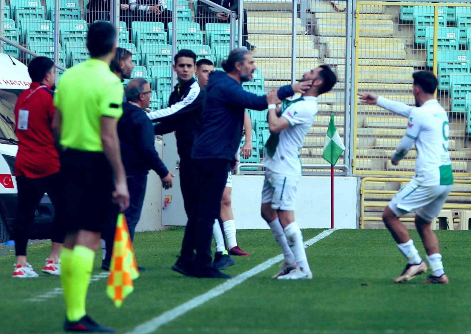 Teknik Direktör Ahmet Yıldırım, Bursasporlu Futbolcunun Boğazını Sıktı