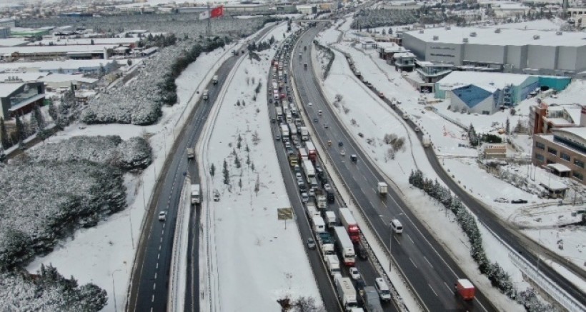 TEM Otoyolunda Trafik Durdu