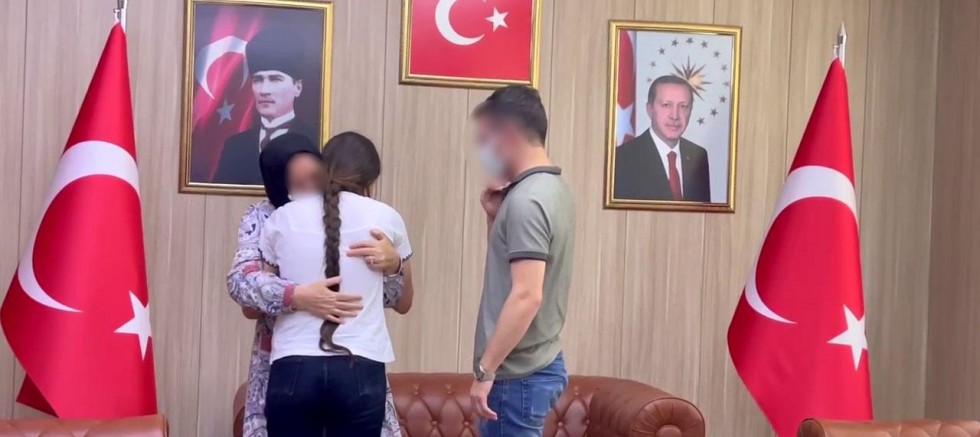 Teslim olan 2 terörist aileleriyle buluşturuldu