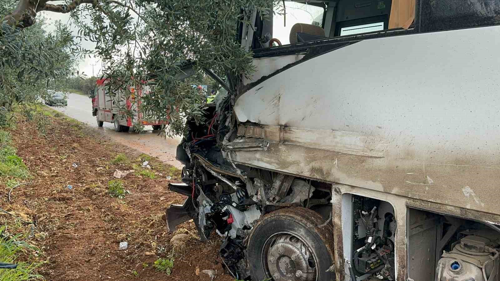 Tır İle Servis Minibüsü Çarpıştı: 5 Yaralı