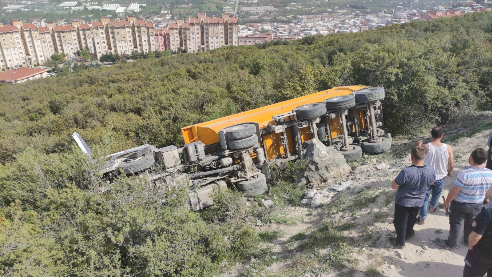 Tır Kontrolden Çıkıp Devrildi, Sürücü Ölümden Döndü