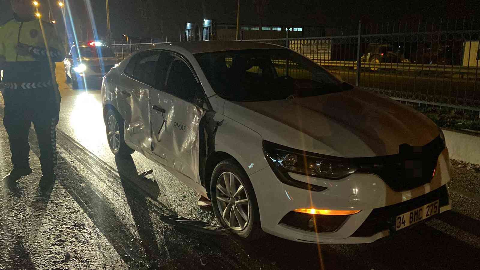 Tır, Otomobilleri Biçti: 3 Yaralı