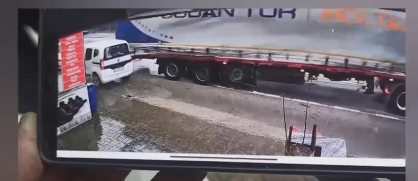 Tır Park Halindeki Araca Böyle Çarptı